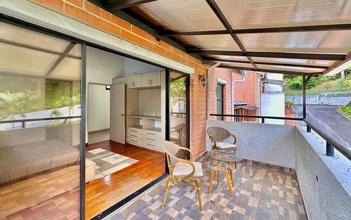 Casa En Arriendo En Altos Del Poblado, Cerca Al Colegio Marymount, El Poblado Medellín | 330 M2, Terraza, 5 Habitaciones Y Entorno Campestre