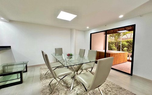 Casa En Arriendo En Altos Del Poblado, Cerca Al Colegio Marymount, El Poblado Medellín | 330 M2, Terraza, 5 Habitaciones Y Entorno Campestre
