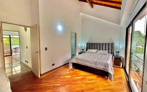 Casa En Arriendo En Altos Del Poblado, Cerca Al Colegio Marymount, El Poblado Medellín | 330 M2, Terraza, 5 Habitaciones Y Entorno Campestre