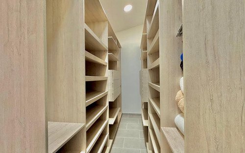 Casa En Arriendo En Altos Del Poblado, Cerca Al Colegio Marymount, El Poblado Medellín | 330 M2, Terraza, 5 Habitaciones Y Entorno Campestre