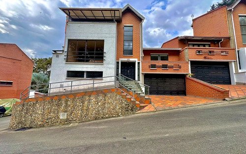 Casa En Arriendo En Altos Del Poblado, Cerca Al Colegio Marymount, El Poblado Medellín | 330 M2, Terraza, 5 Habitaciones Y Entorno Campestre