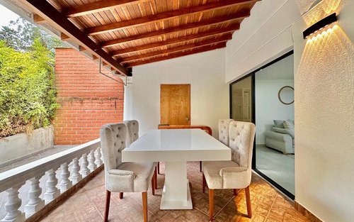 Casa En Arriendo En Altos Del Poblado, Cerca Al Colegio Marymount, El Poblado Medellín | 330 M2, Terraza, 5 Habitaciones Y Entorno Campestre