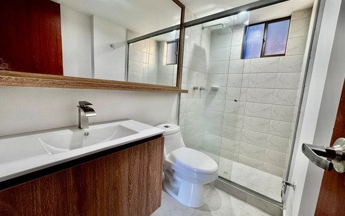 Apartamento En Arriendo En Loma De Los Bernal | 70 M², 2 Alcobas, Balcón, Parqueadero Y Unidad Completa
