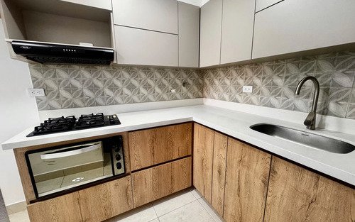 Apartamento En Arriendo En Loma De Los Bernal | 70 M², 2 Alcobas, Balcón, Parqueadero Y Unidad Completa