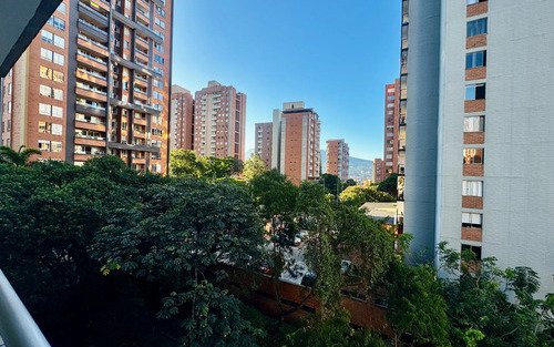 Apartamento En Arriendo En Loma De Los Bernal | 70 M², 2 Alcobas, Balcón, Parqueadero Y Unidad Completa