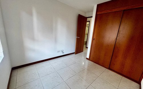 Apartamento En Arriendo En Loma De Los Bernal | 70 M², 2 Alcobas, Balcón, Parqueadero Y Unidad Completa