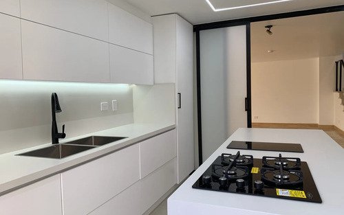 Casa En Arriendo En Altos Del Poblado | 435 M2, 5 Alcobas, 6 Baños, 4 Parqueaderos Y Cerca A El Tesoro