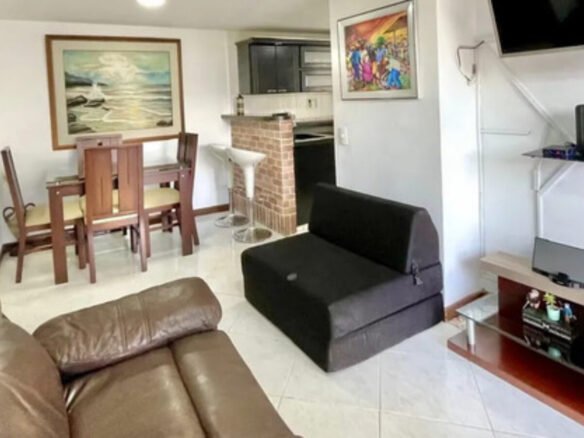Apartamento Amoblado En Arriendo En El Poblado Sector San Diego Medellín, 3 Habitaciones + 1 Baño. Con 3 Televisores Incluidos