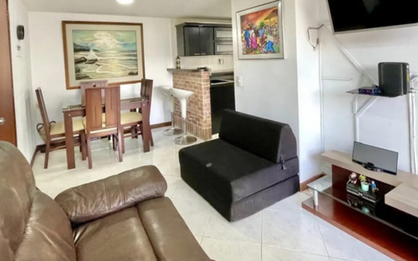 simh-crop-9068-9118 Apartamento Amoblado En Arriendo En El Poblado Sector San Diego Medellín, 3 Habitaciones + 1 Baño. Con 3 Televisores Incluidos
