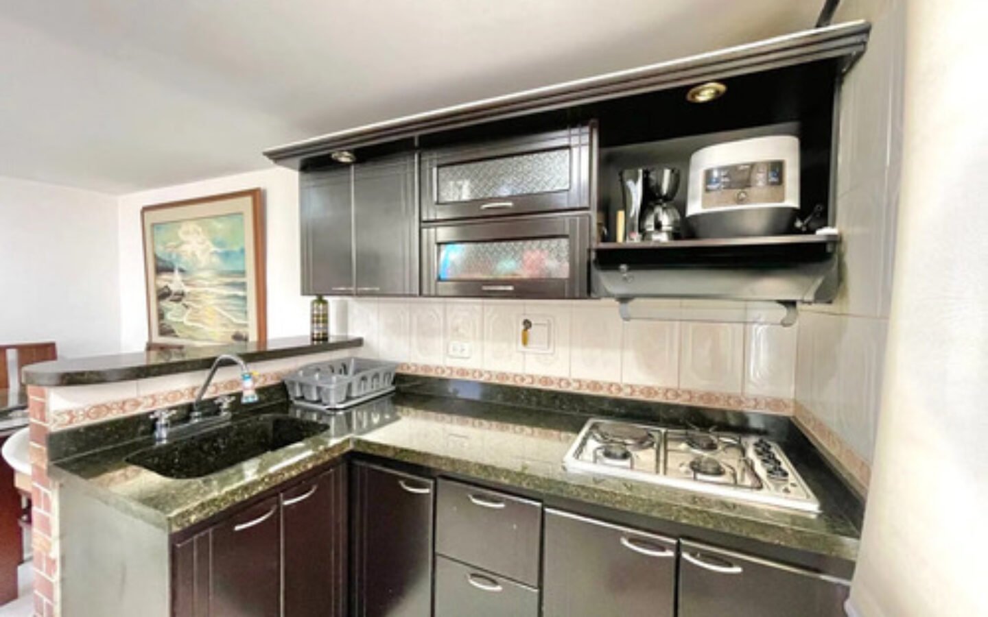 Apartamento Amoblado En Arriendo En El Poblado Sector San Diego Medellín, 3 Habitaciones + 1 Baño. Con 3 Televisores Incluidos