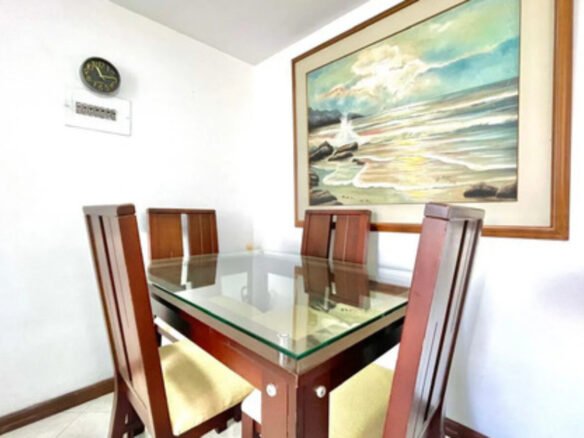 Apartamento Amoblado En Arriendo En El Poblado Sector San Diego Medellín, 3 Habitaciones + 1 Baño. Con 3 Televisores Incluidos