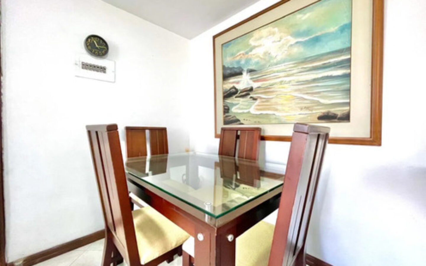 Apartamento Amoblado En Arriendo En El Poblado Sector San Diego Medellín, 3 Habitaciones + 1 Baño. Con 3 Televisores Incluidos
