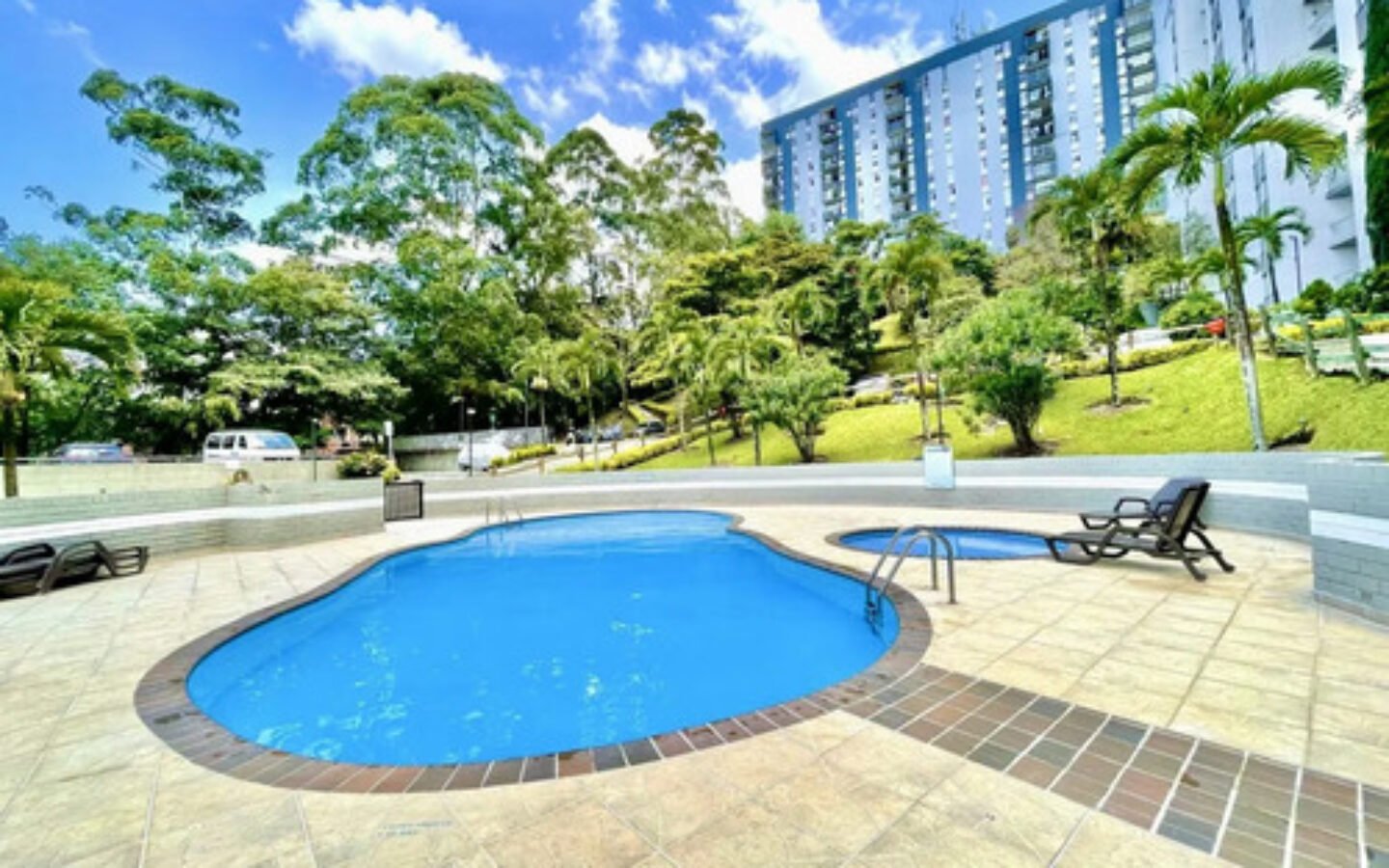 Apartamento Amoblado En Arriendo En El Poblado Sector San Diego Medellín, 3 Habitaciones + 1 Baño. Con 3 Televisores Incluidos