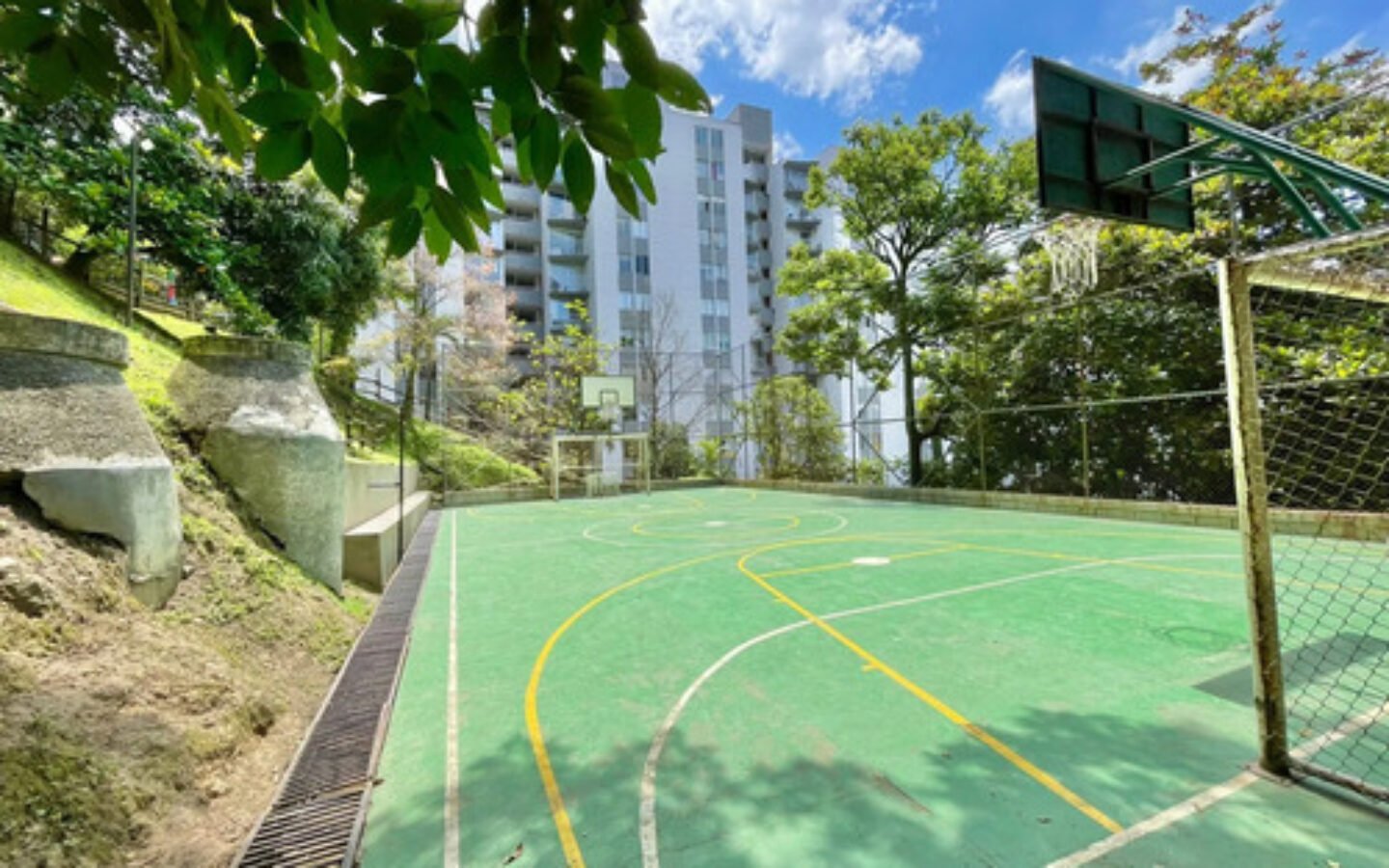 Apartamento Amoblado En Arriendo En El Poblado Sector San Diego Medellín, 3 Habitaciones + 1 Baño. Con 3 Televisores Incluidos
