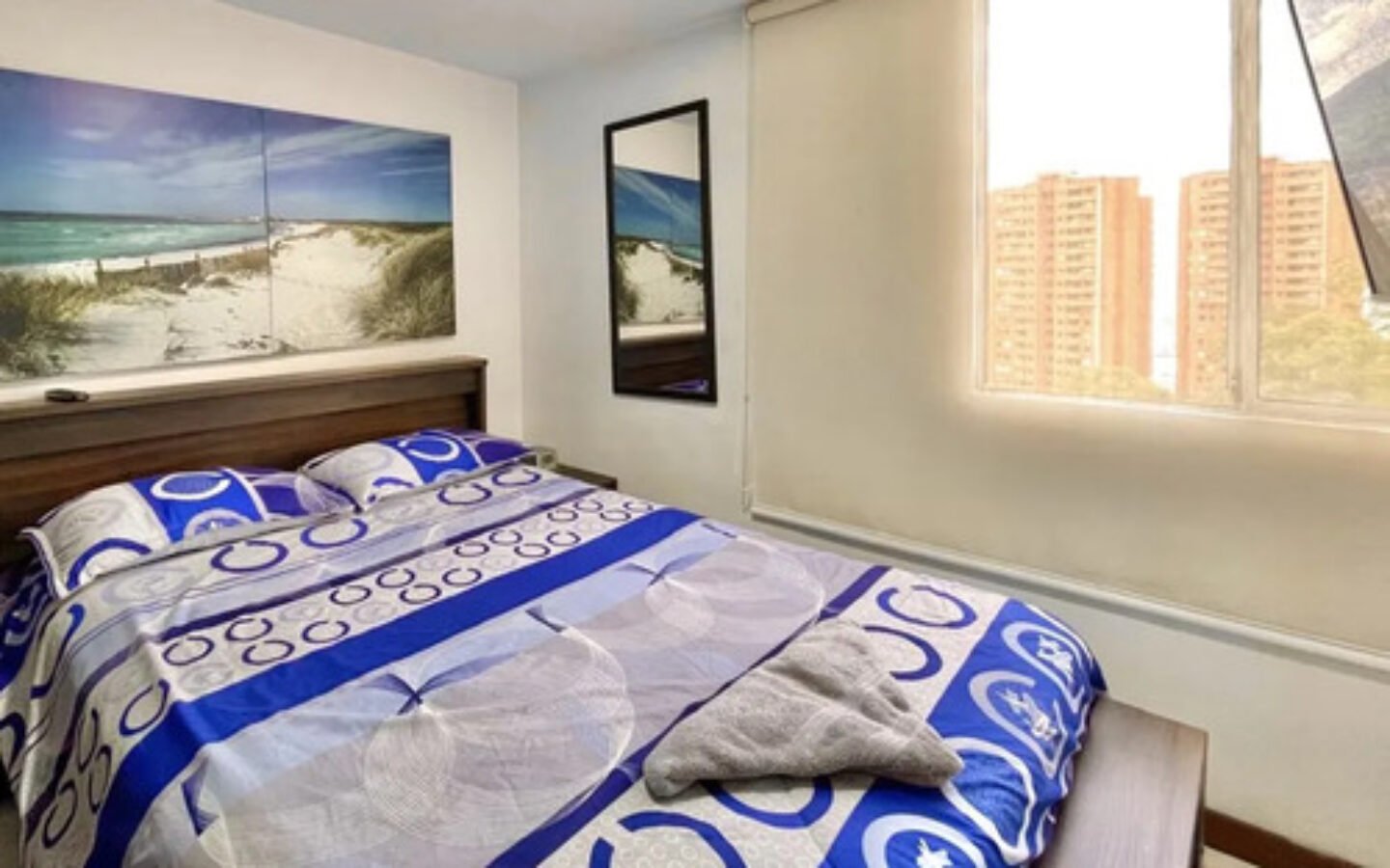 Apartamento Amoblado En Arriendo En El Poblado Sector San Diego Medellín, 3 Habitaciones + 1 Baño. Con 3 Televisores Incluidos