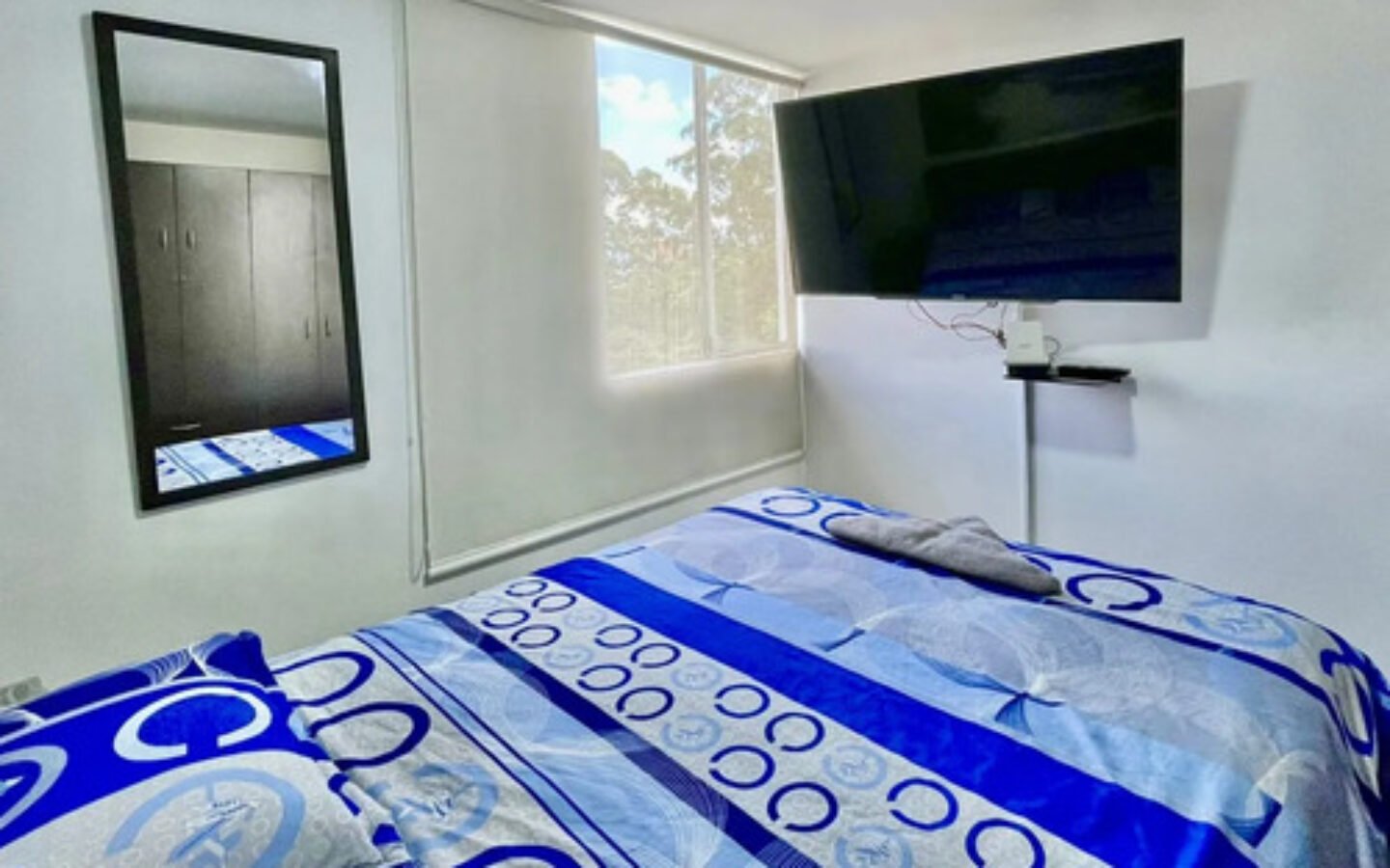 Apartamento Amoblado En Arriendo En El Poblado Sector San Diego Medellín, 3 Habitaciones + 1 Baño. Con 3 Televisores Incluidos
