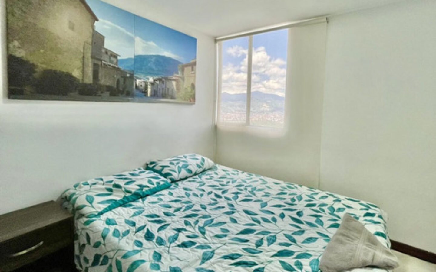 Apartamento Amoblado En Arriendo En El Poblado Sector San Diego Medellín, 3 Habitaciones + 1 Baño. Con 3 Televisores Incluidos