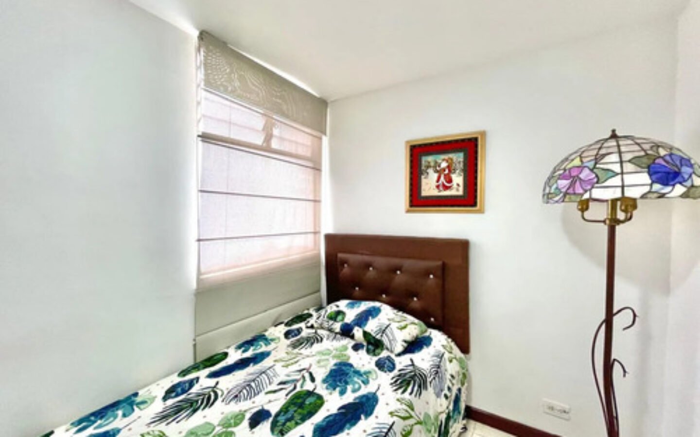 Apartamento Amoblado En Arriendo En El Poblado Sector San Diego Medellín, 3 Habitaciones + 1 Baño. Con 3 Televisores Incluidos
