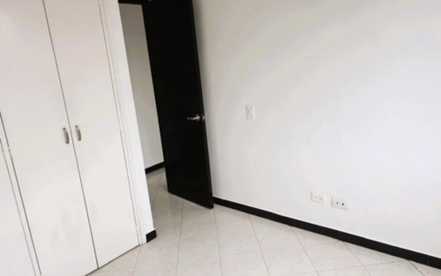 Apartamento De 65 M² En Arriendo En San Julián El Poblado Medellín Con 3 Habitaciones, 2 Baños, Parqueadero Privado Y Excelente Ubicación Cerca De San Diego, Premium Plaza, Ciudad Del Río Y Las Palmas