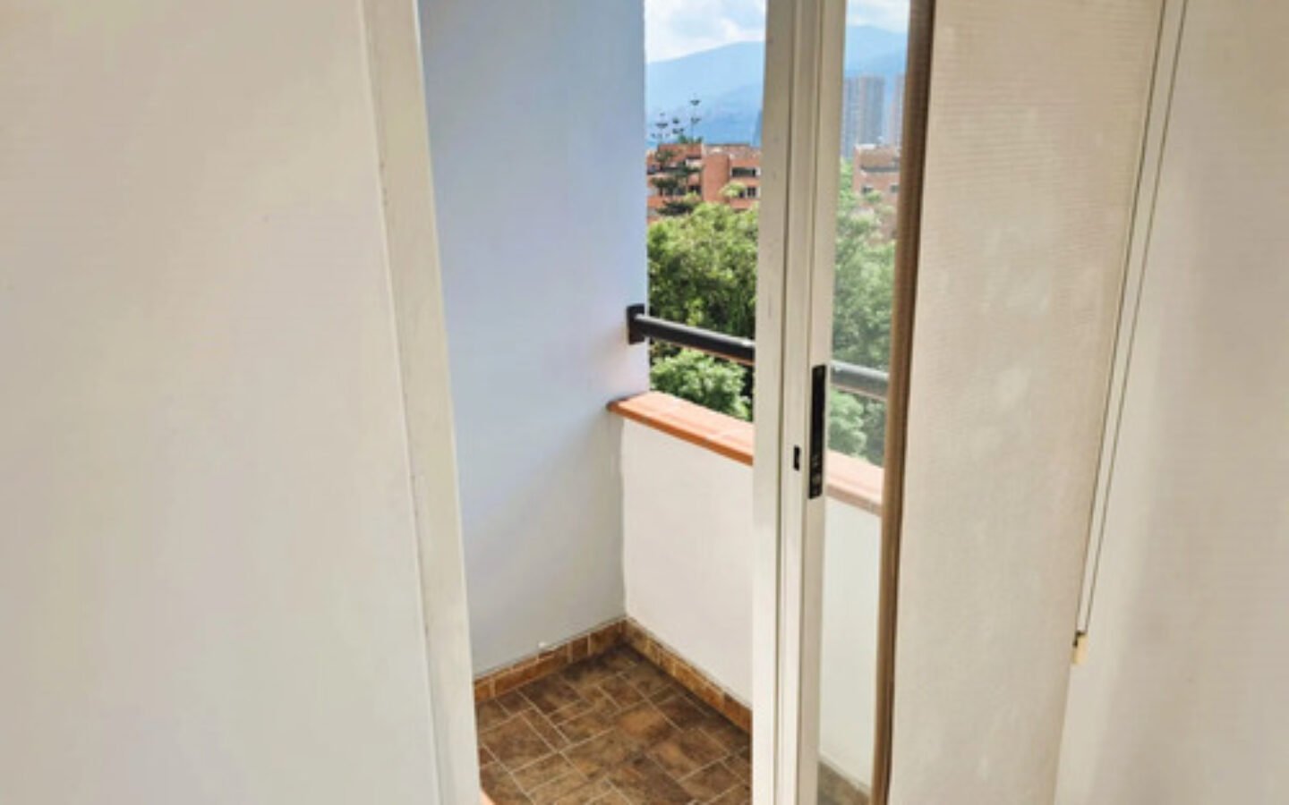 Apartamento De 65 M² En Arriendo En San Julián El Poblado Medellín Con 3 Habitaciones, 2 Baños, Parqueadero Privado Y Excelente Ubicación Cerca De San Diego, Premium Plaza, Ciudad Del Río Y Las Palmas
