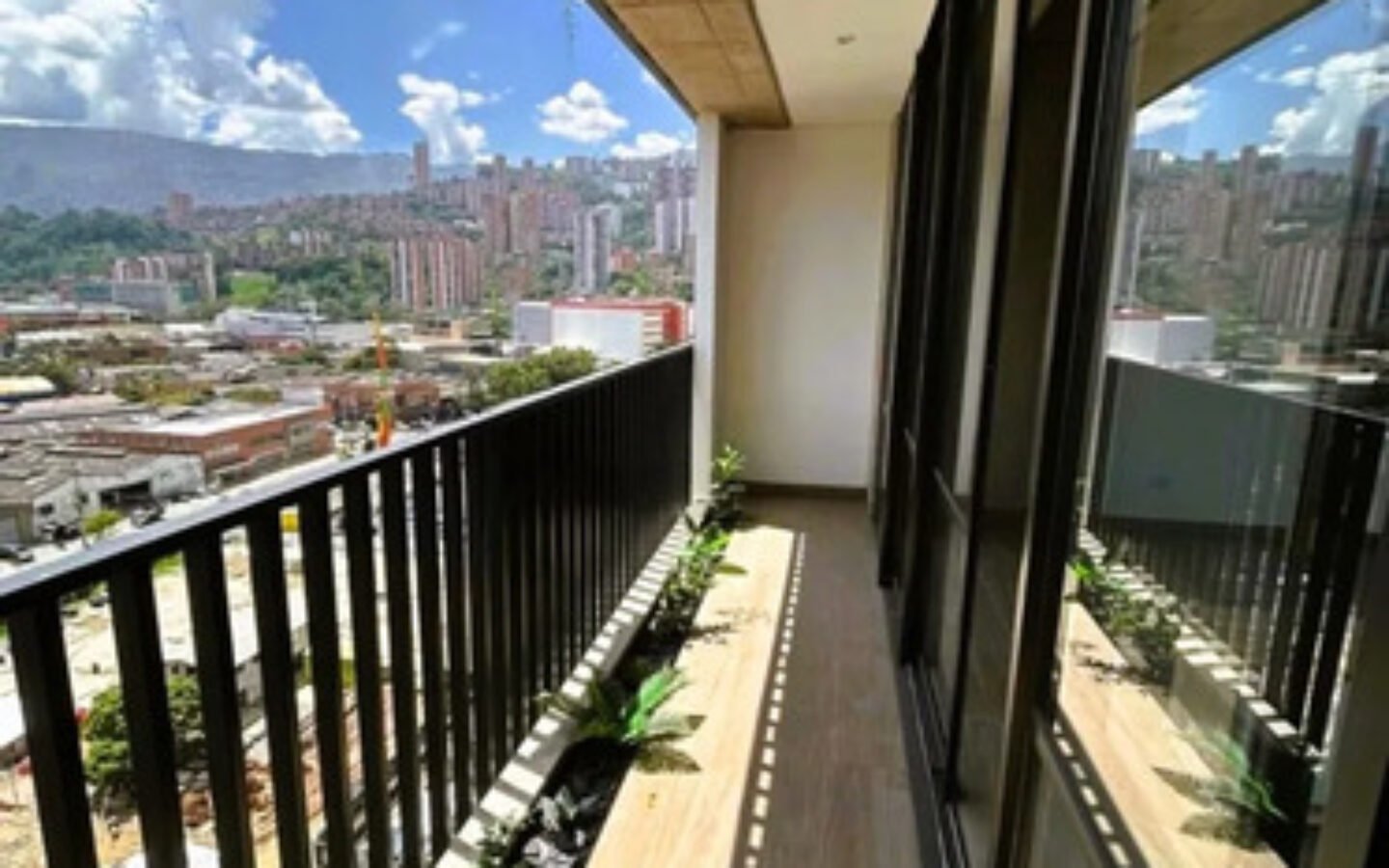 Apartamento Tipo Loft De 47 M² En Arriendo En Ciudad Del Río, Medellín. Ed Distrito Vera. Con Balcón, Parqueadero Privado, Zona De Ropas Independiente Y Acceso A Piscina, Coworking, Gimnasio…
