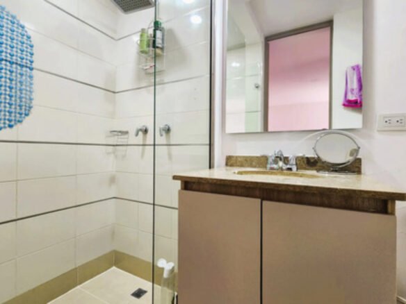 Apartamento En Arriendo De 79 M² Remodelado En El Poblado, Medellín Sector Ciudad Del Rio 3 Habitaciones, 2 Baños Y Parqueadero