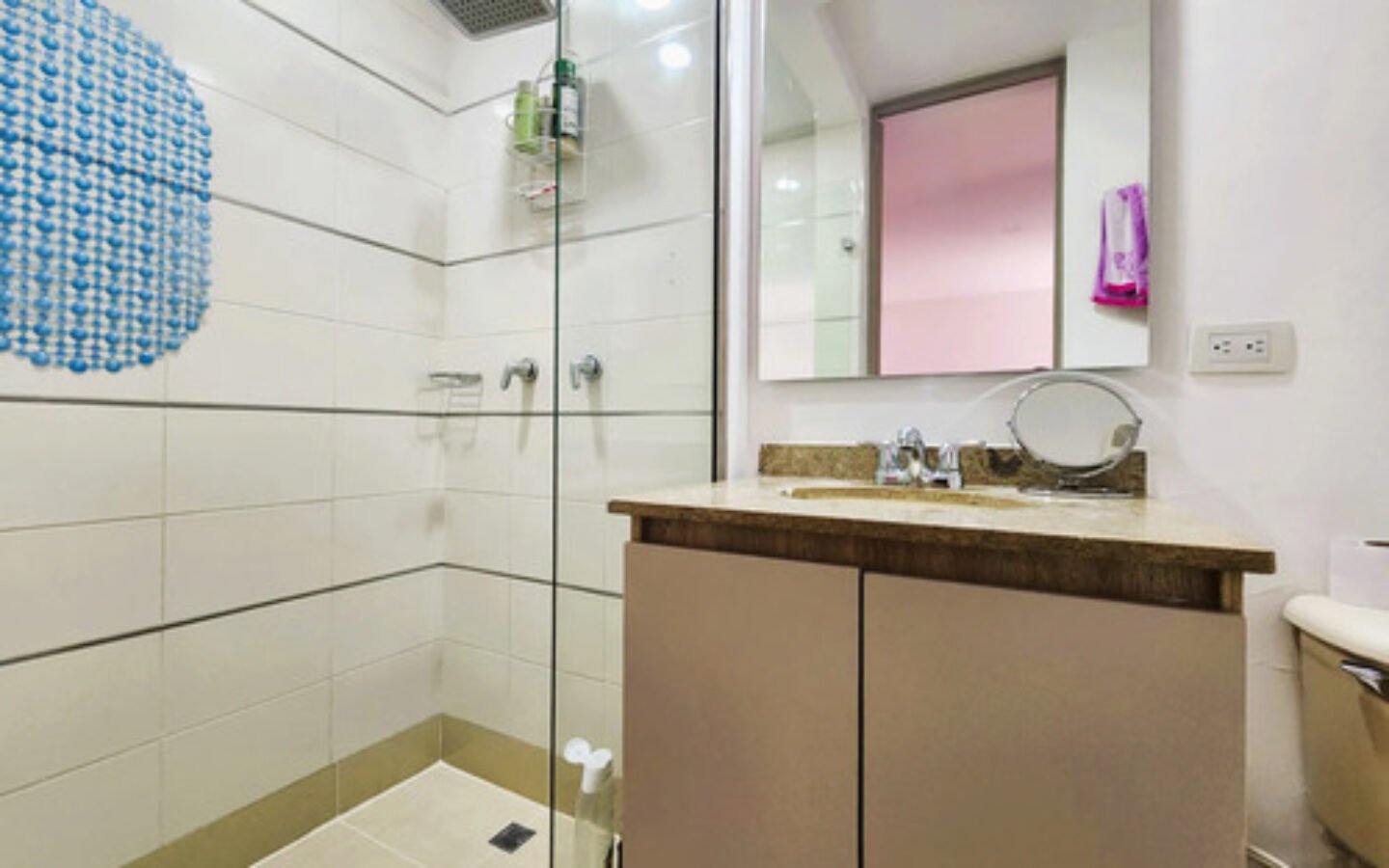 Apartamento En Arriendo De 79 M² Remodelado En El Poblado, Medellín Sector Ciudad Del Rio 3 Habitaciones, 2 Baños Y Parqueadero