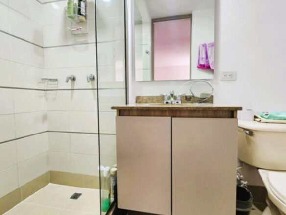 Apartamento En Arriendo De 79 M² Remodelado En El Poblado, Medellín Sector Ciudad Del Rio 3 Habitaciones, 2 Baños Y Parqueadero