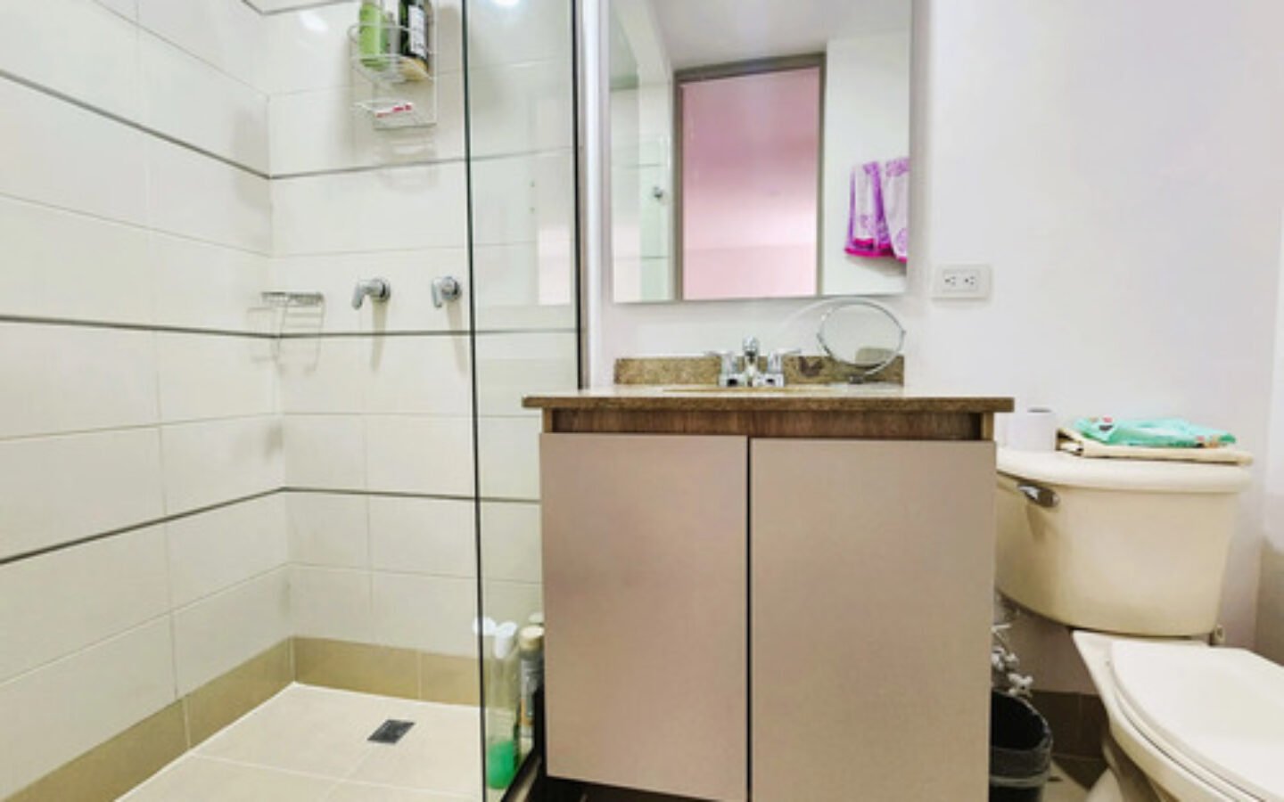 Apartamento En Arriendo De 79 M² Remodelado En El Poblado, Medellín Sector Ciudad Del Rio 3 Habitaciones, 2 Baños Y Parqueadero