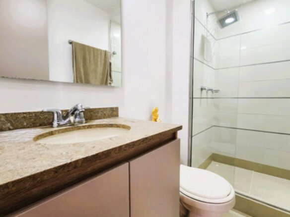 Apartamento En Arriendo De 79 M² Remodelado En El Poblado, Medellín Sector Ciudad Del Rio 3 Habitaciones, 2 Baños Y Parqueadero
