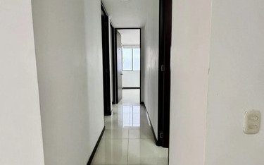 Apartamento En Arriendo En El Poblado Medellín En La Loma De San Julian Piso Alto, 3 Habitaciones, 2 Parqueaderos Y Amplio Balcón Con Espacio Para Mobiliario Exterior Y Vista Panorámica De La Ciudad.