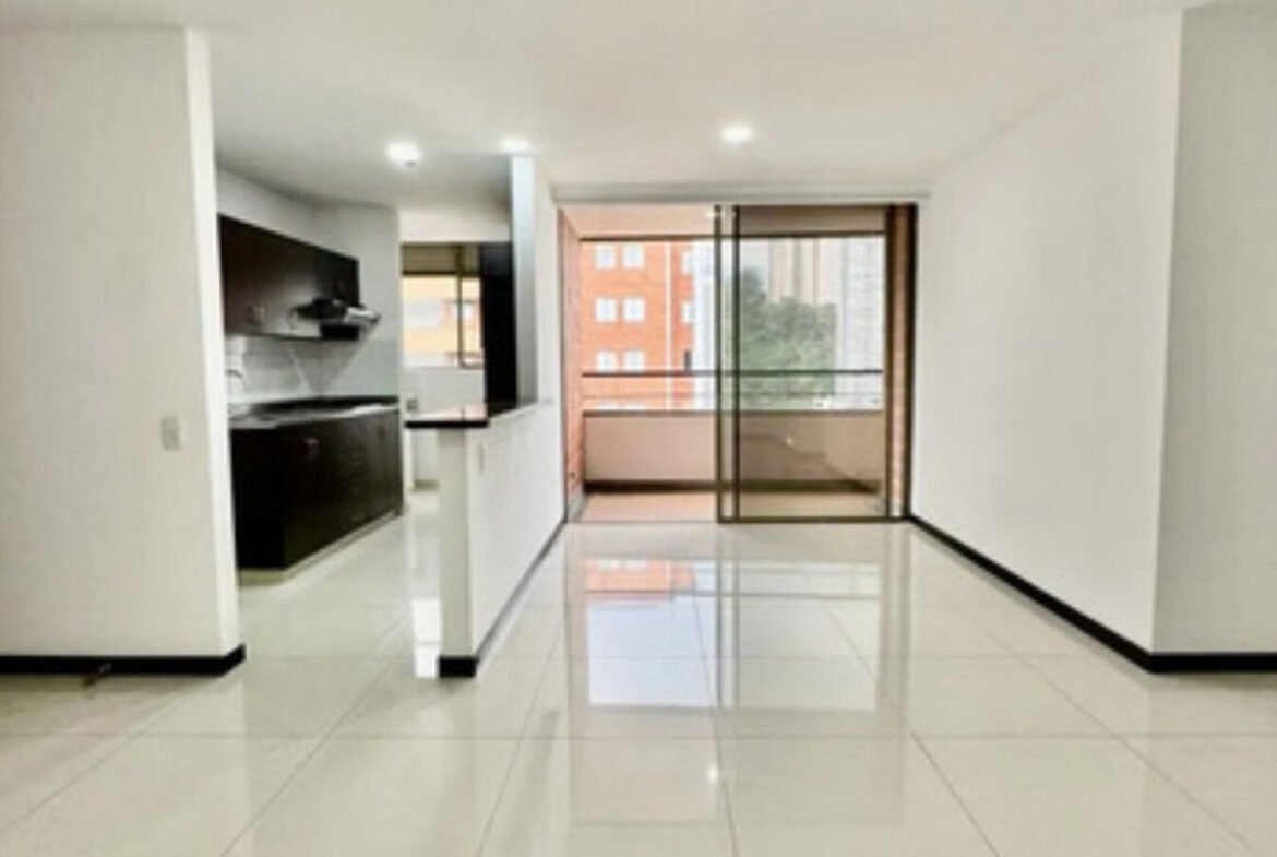 Apartamento En Arriendo En El Poblado Medellín Cerca A Las Palmas Y San Diego 3 Habitaciones, 2 Parqueaderos Y Amplio Balcón Con Espacio Para Mobiliario Exterior Y Vista Panorámica De La Ciudad.