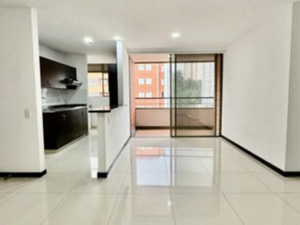 Apartamento En Arriendo En El Poblado Medellín Cerca A Las Palmas Y San Diego 3 Habitaciones, 2 Parqueaderos Y Amplio Balcón Con Espacio Para Mobiliario Exterior Y Vista Panorámica De La Ciudad.