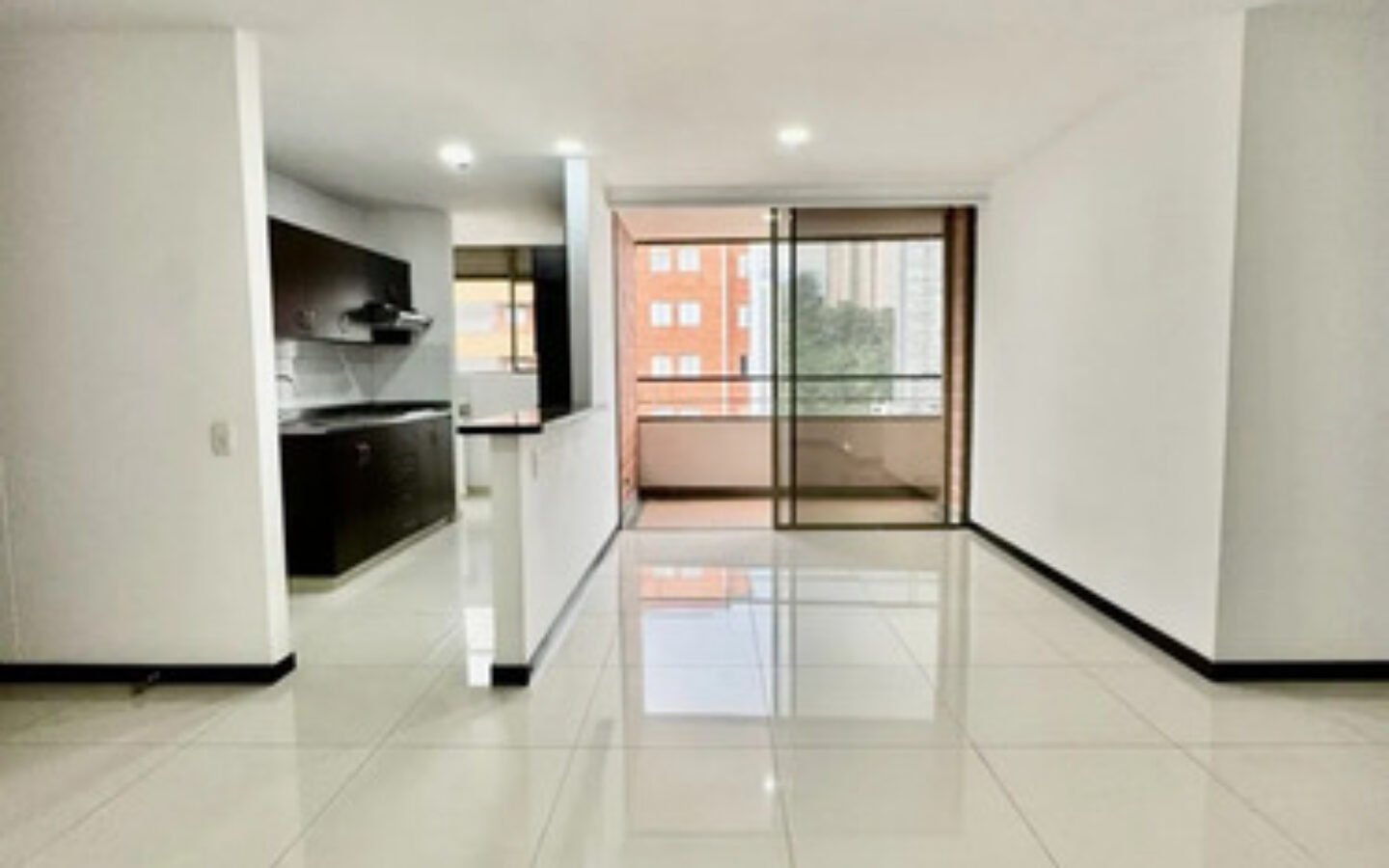 simh-crop-9181-9182 Apartamento En Arriendo En El Poblado Medellín Cerca A Las Palmas Y San Diego 3 Habitaciones, 2 Parqueaderos Y Amplio Balcón Con Espacio Para Mobiliario Exterior Y Vista Panorámica De La Ciudad.