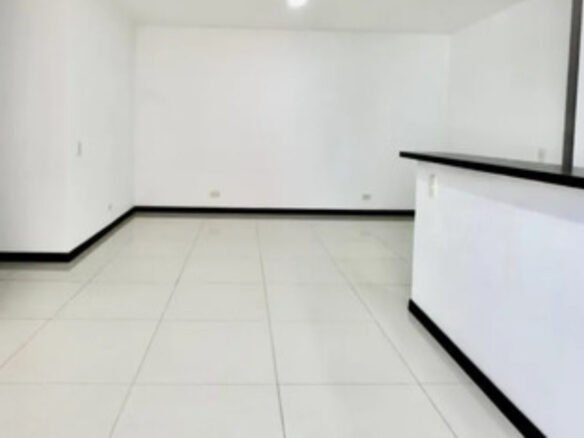 Apartamento En Arriendo En El Poblado Medellín Cerca A Las Palmas Y San Diego 3 Habitaciones, 2 Parqueaderos Y Amplio Balcón Con Espacio Para Mobiliario Exterior Y Vista Panorámica De La Ciudad.
