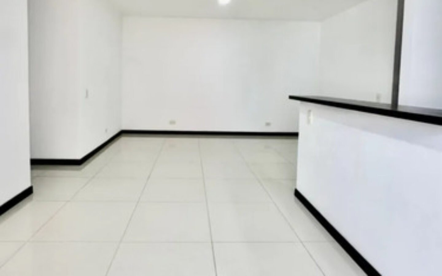 Apartamento En Arriendo En El Poblado Medellín Cerca A Las Palmas Y San Diego 3 Habitaciones, 2 Parqueaderos Y Amplio Balcón Con Espacio Para Mobiliario Exterior Y Vista Panorámica De La Ciudad.