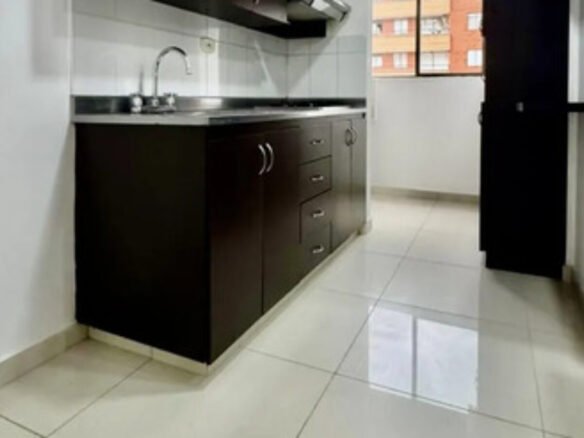 Apartamento En Arriendo En El Poblado Medellín Cerca A Las Palmas Y San Diego 3 Habitaciones, 2 Parqueaderos Y Amplio Balcón Con Espacio Para Mobiliario Exterior Y Vista Panorámica De La Ciudad.