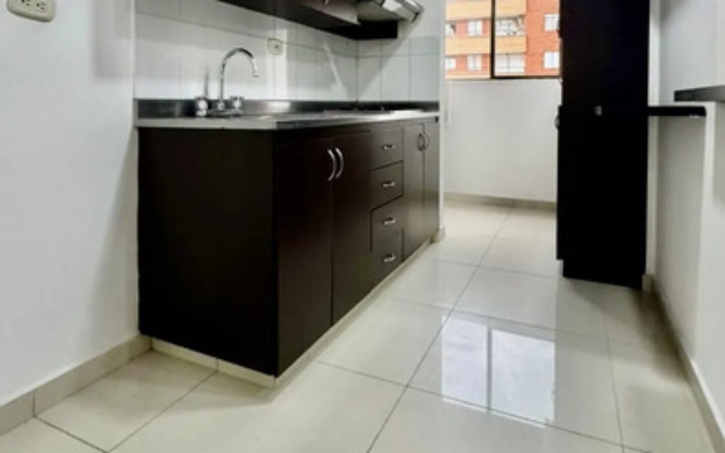 Apartamento En Arriendo En El Poblado Medellín Cerca A Las Palmas Y San Diego 3 Habitaciones, 2 Parqueaderos Y Amplio Balcón Con Espacio Para Mobiliario Exterior Y Vista Panorámica De La Ciudad.