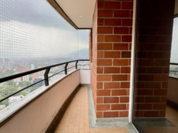 Apartamento En Arriendo En El Poblado Medellín Cerca A Las Palmas Y San Diego 3 Habitaciones, 2 Parqueaderos Y Amplio Balcón Con Espacio Para Mobiliario Exterior Y Vista Panorámica De La Ciudad.