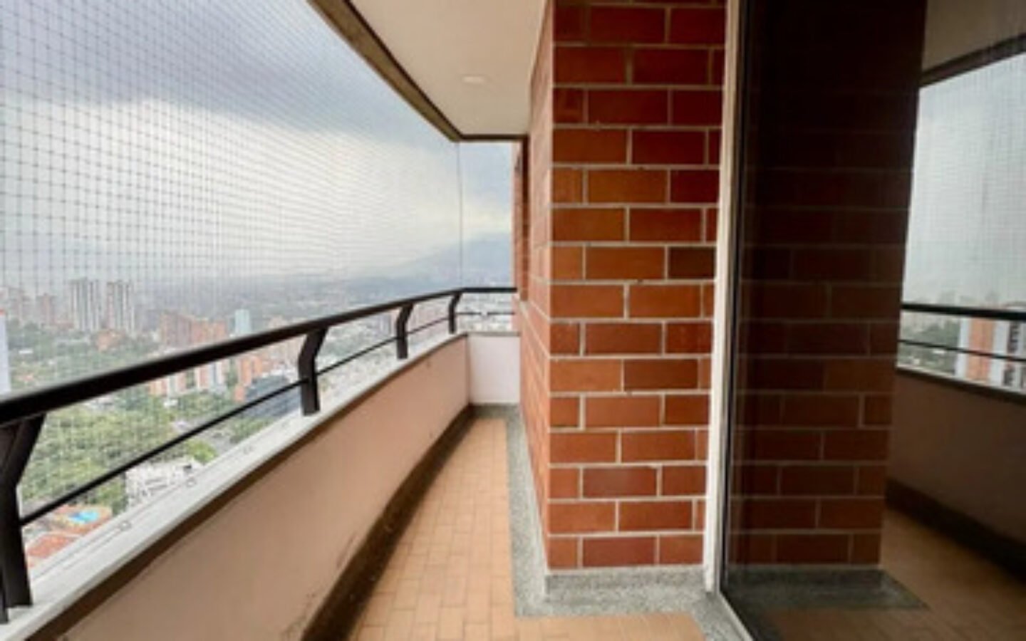 Apartamento En Arriendo En El Poblado Medellín Cerca A Las Palmas Y San Diego 3 Habitaciones, 2 Parqueaderos Y Amplio Balcón Con Espacio Para Mobiliario Exterior Y Vista Panorámica De La Ciudad.