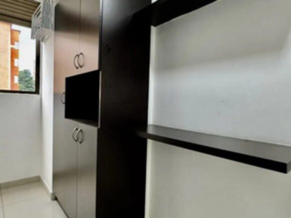 Apartamento En Arriendo En El Poblado Medellín Cerca A Las Palmas Y San Diego 3 Habitaciones, 2 Parqueaderos Y Amplio Balcón Con Espacio Para Mobiliario Exterior Y Vista Panorámica De La Ciudad.