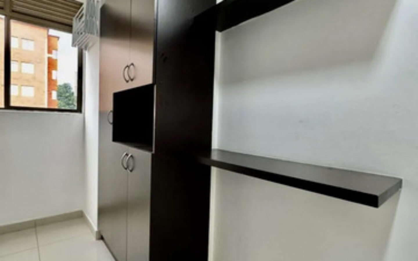 Apartamento En Arriendo En El Poblado Medellín Cerca A Las Palmas Y San Diego 3 Habitaciones, 2 Parqueaderos Y Amplio Balcón Con Espacio Para Mobiliario Exterior Y Vista Panorámica De La Ciudad.