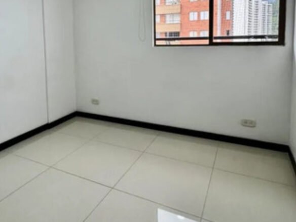 Apartamento En Arriendo En El Poblado Medellín Cerca A Las Palmas Y San Diego 3 Habitaciones, 2 Parqueaderos Y Amplio Balcón Con Espacio Para Mobiliario Exterior Y Vista Panorámica De La Ciudad.