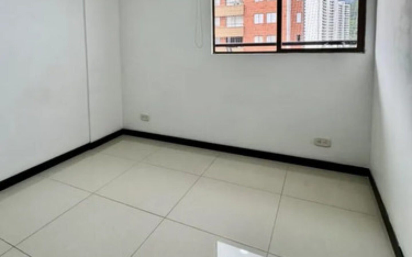 Apartamento En Arriendo En El Poblado Medellín Cerca A Las Palmas Y San Diego 3 Habitaciones, 2 Parqueaderos Y Amplio Balcón Con Espacio Para Mobiliario Exterior Y Vista Panorámica De La Ciudad.