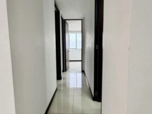 Apartamento En Arriendo En El Poblado Medellín Cerca A Las Palmas Y San Diego 3 Habitaciones, 2 Parqueaderos Y Amplio Balcón Con Espacio Para Mobiliario Exterior Y Vista Panorámica De La Ciudad.