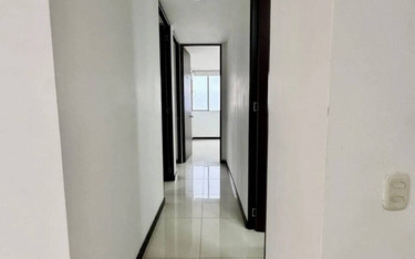 Apartamento En Arriendo En El Poblado Medellín Cerca A Las Palmas Y San Diego 3 Habitaciones, 2 Parqueaderos Y Amplio Balcón Con Espacio Para Mobiliario Exterior Y Vista Panorámica De La Ciudad.