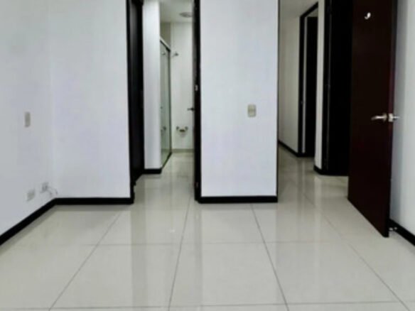 Apartamento En Arriendo En El Poblado Medellín Cerca A Las Palmas Y San Diego 3 Habitaciones, 2 Parqueaderos Y Amplio Balcón Con Espacio Para Mobiliario Exterior Y Vista Panorámica De La Ciudad.