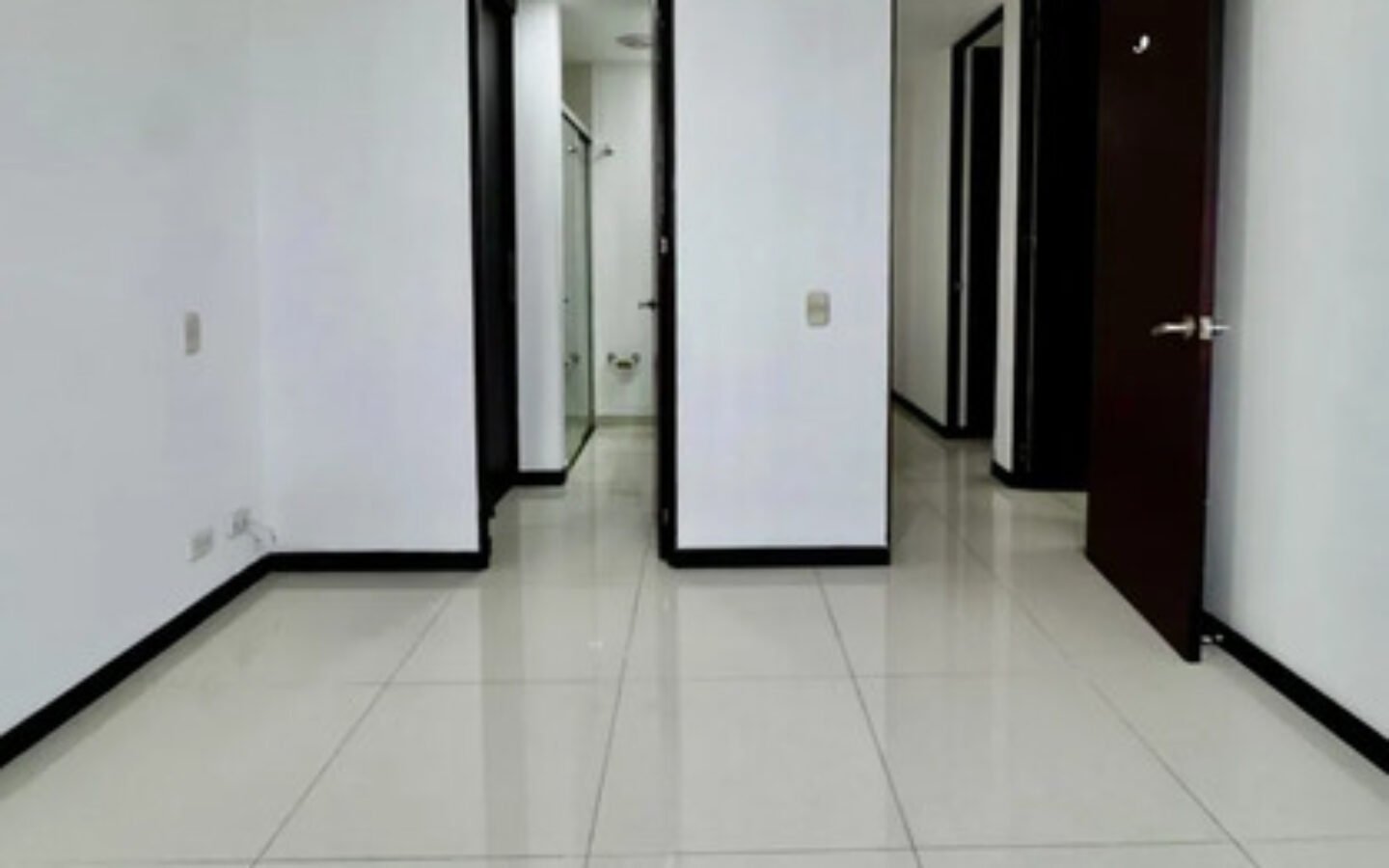 Apartamento En Arriendo En El Poblado Medellín Cerca A Las Palmas Y San Diego 3 Habitaciones, 2 Parqueaderos Y Amplio Balcón Con Espacio Para Mobiliario Exterior Y Vista Panorámica De La Ciudad.