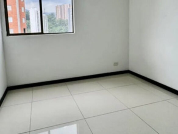 Apartamento En Arriendo En El Poblado Medellín Cerca A Las Palmas Y San Diego 3 Habitaciones, 2 Parqueaderos Y Amplio Balcón Con Espacio Para Mobiliario Exterior Y Vista Panorámica De La Ciudad.