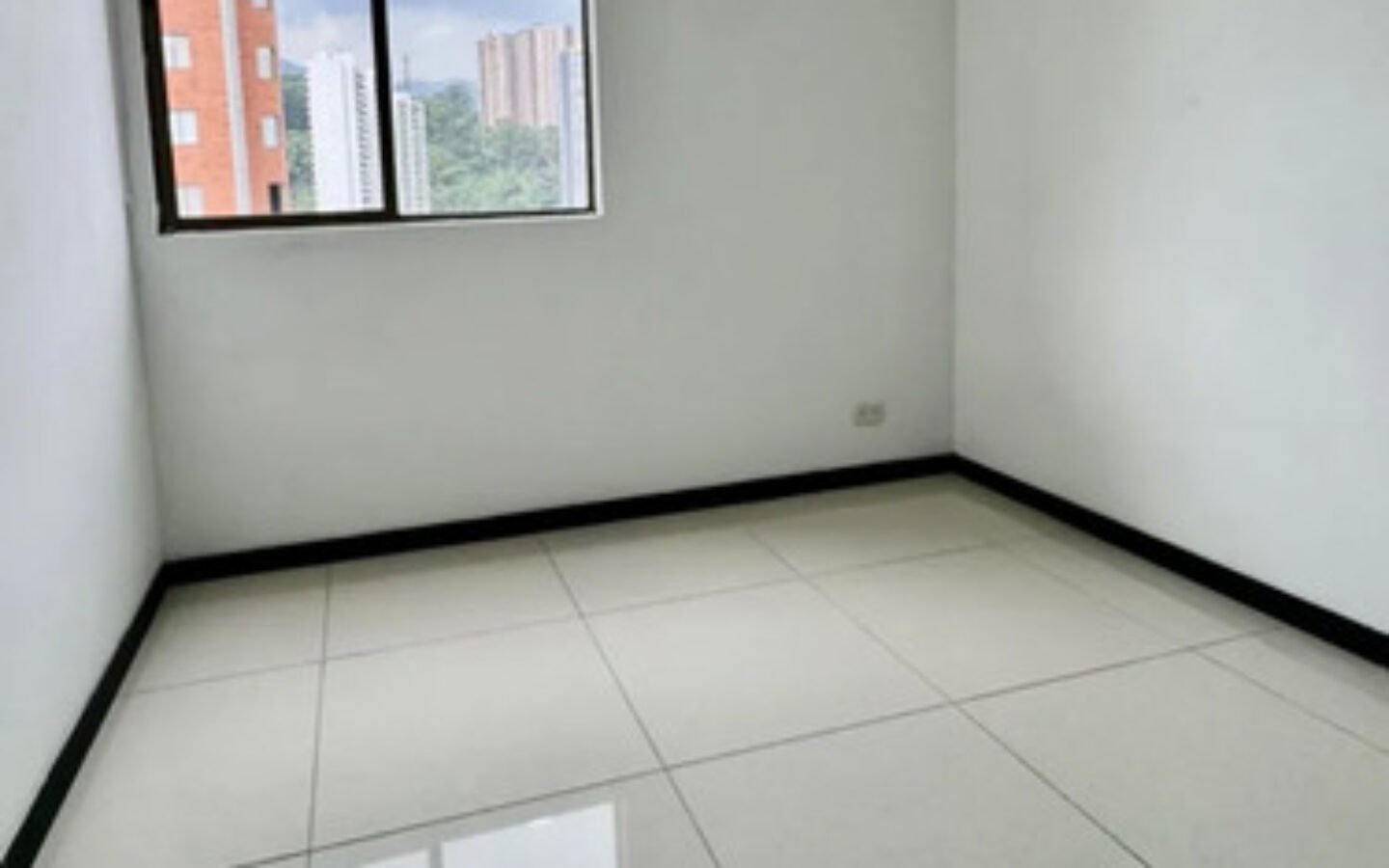 Apartamento En Arriendo En El Poblado Medellín Cerca A Las Palmas Y San Diego 3 Habitaciones, 2 Parqueaderos Y Amplio Balcón Con Espacio Para Mobiliario Exterior Y Vista Panorámica De La Ciudad.